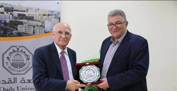 جامعة القدس تبحث التعاون البحثي مع العالم الفلسطيني منير نايفة