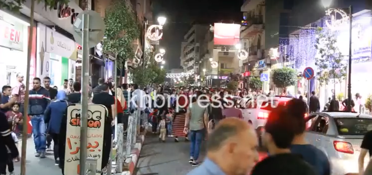 عدسة وكالة "خبر" ترصد الأجواء الليلية لأسواق مدينة رام الله