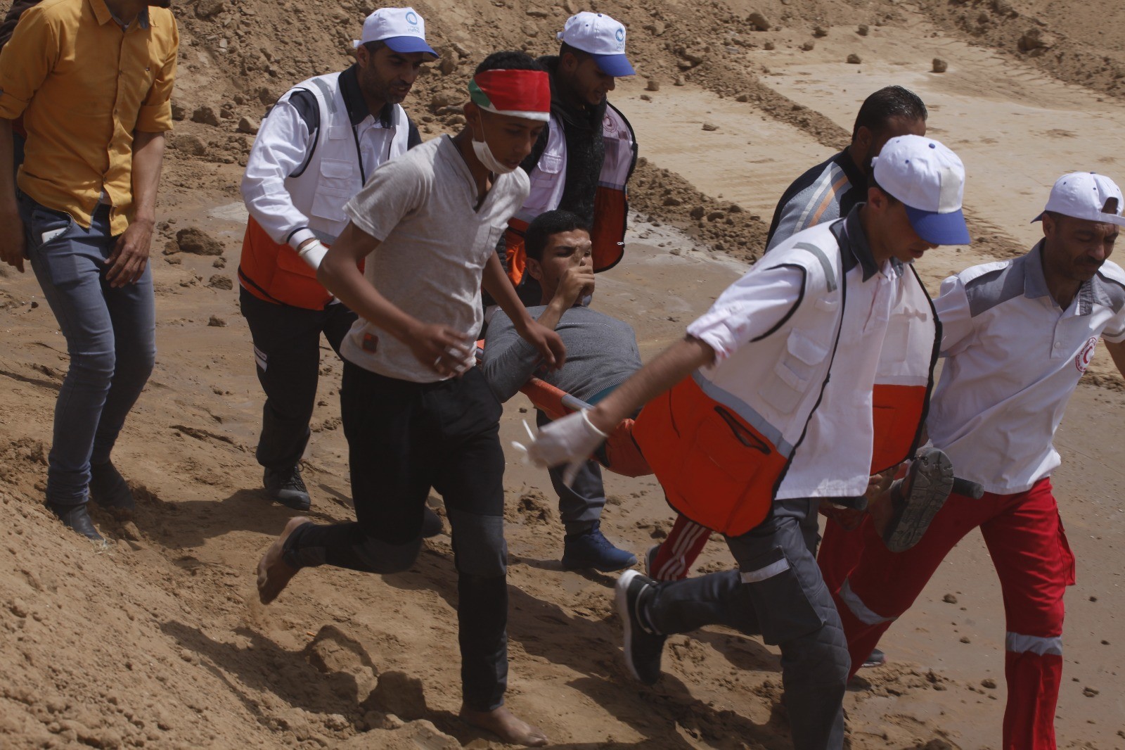 فيديو وصور: شهيد وإصابات في مواجهات الجمعة الثالثة من مسيرات العودة