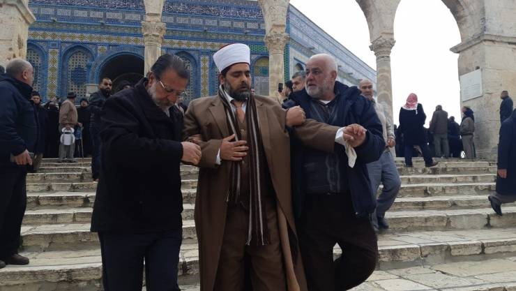 الاحتلال يعتدي بالضرب على الشيخ "كسواني" خلال مسيرة بمحيط "قبة الصخرة"