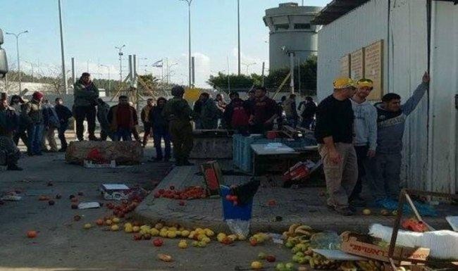 الاحتلال يتلف بسطات على معبر وادي الخليل جنوب الظاهرية