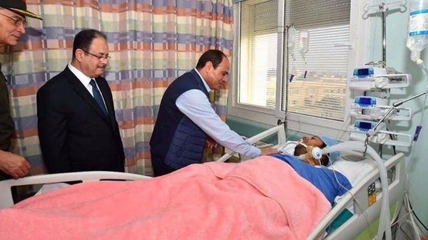السيسي يزور الضابط الذي احتجزه إرهابيون ويشيد ببطولته
