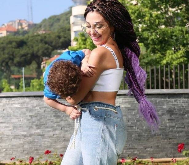 «شاهد» الفنانة اللبنانية “ميريام فارس” تشعل المواقع بجلسة تصوير مع ابنها