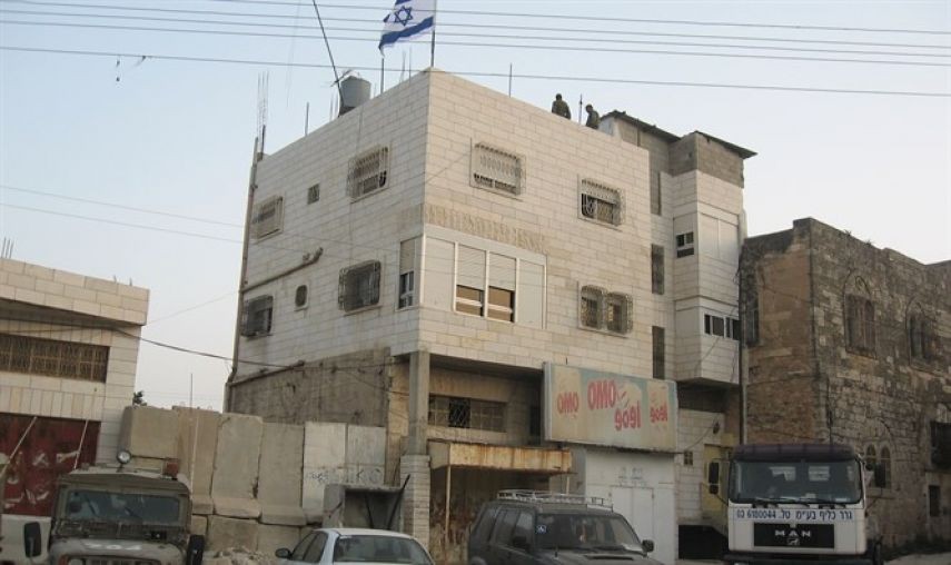 مواطنون يجبرون مستعمرين على إخلاء منزلهم جنوب الخليل