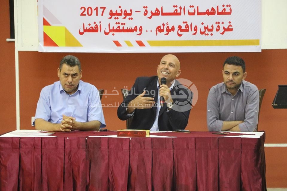 ممثلين عن الأطر الطلابية لحركتي "فتح" و "حماس" على مائدة إفطار بغزة