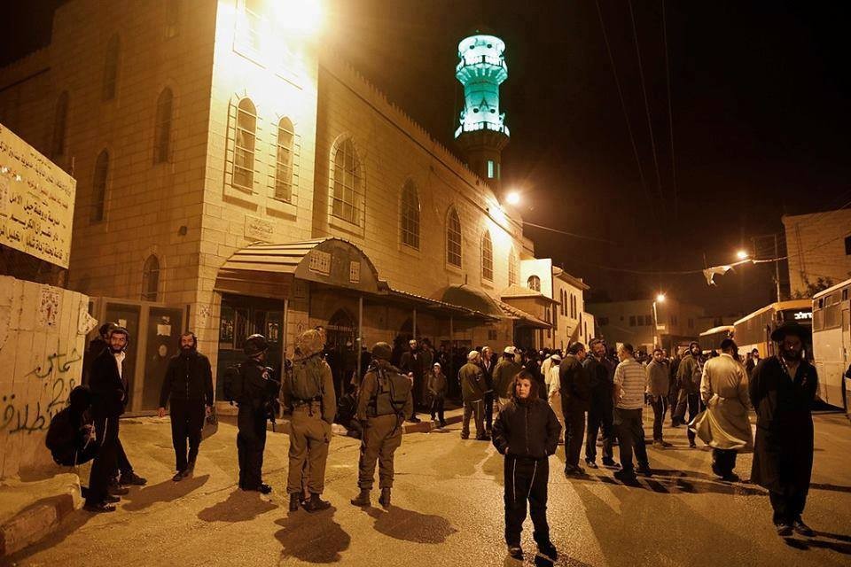 مستوطنون يقتحمون محيط مسجد النبي يونس شمال الخليل