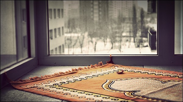 حكم من يترك أحد أقاربه الصلاة أحيانا ويخجل من نصحه