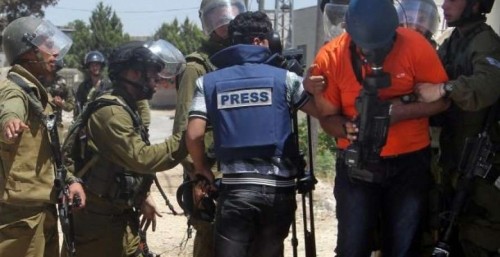 الاحتلال يحتجز مصور تلفزيون فلسطين على حاجز عسكري برطعة وتصادر معداته