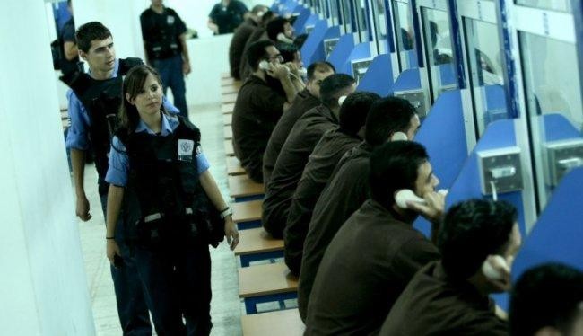 الأسرى يشتكون من عدم انتظام زياراتهم في سجون الاحتلال