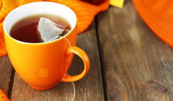 هل تتركون كيس الشاي في الكوب أثناء شربه؟ هذا خطأ