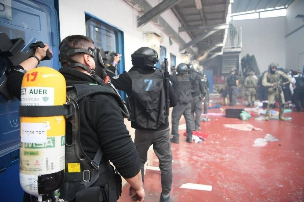 إصابة مئات الأسرى في "عوفر" جراء اعتداءات قوات القمع