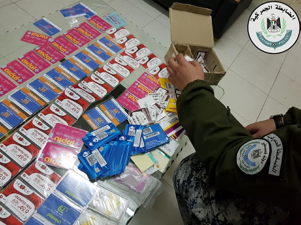 الخليل: الجمركية تضبط شرائح اتصالات إسرائيلية ممنوعة من التداول