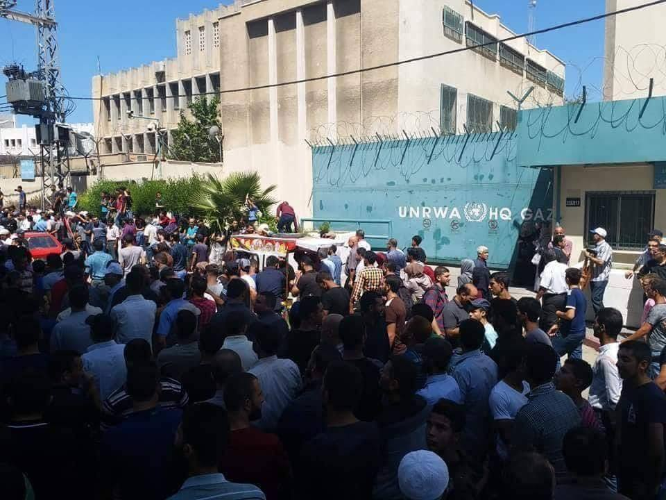 بالصور: موظفو "أونروا" يُهددون ببدء إضراب عام ضد إدارة الوكالة بغزّة