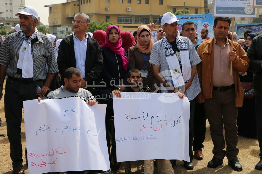 بالصور: المنظمات الأهلية تُنظم وقفة تضامنية مع الأسرى المضربين في سجون الاحتلال