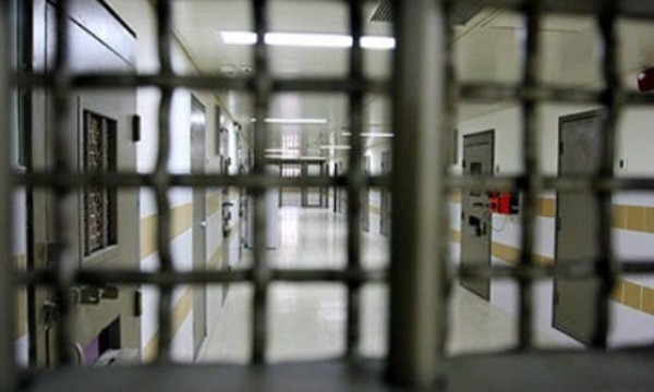 خمسة أسرى يدخلون أعواماً جديدة داخل سجون الاحتلال