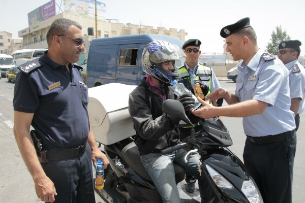 الشرطة في الخليل توزع المياه الباردة على الموطنين