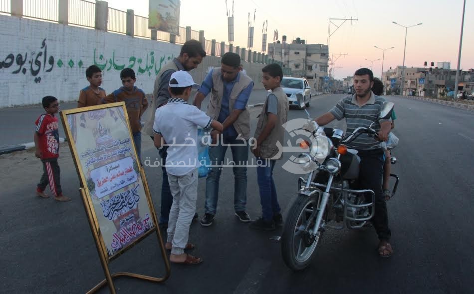 بالصور: الثقافة والفكر الحر تنفذ حملة إفطار صائم على الطريق