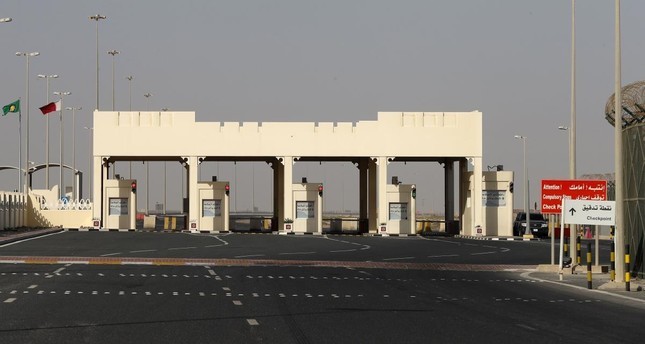 السعودية تغلق منفذها البري الوحيد مع قطر "نهائياً"