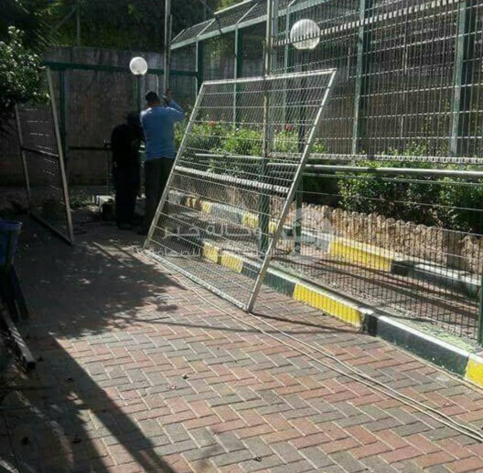 بالصور: حديقة "قلقيلية" تضع سياجاً حديدياً حول الحيوانات بعد حادثة بتر يد طفل