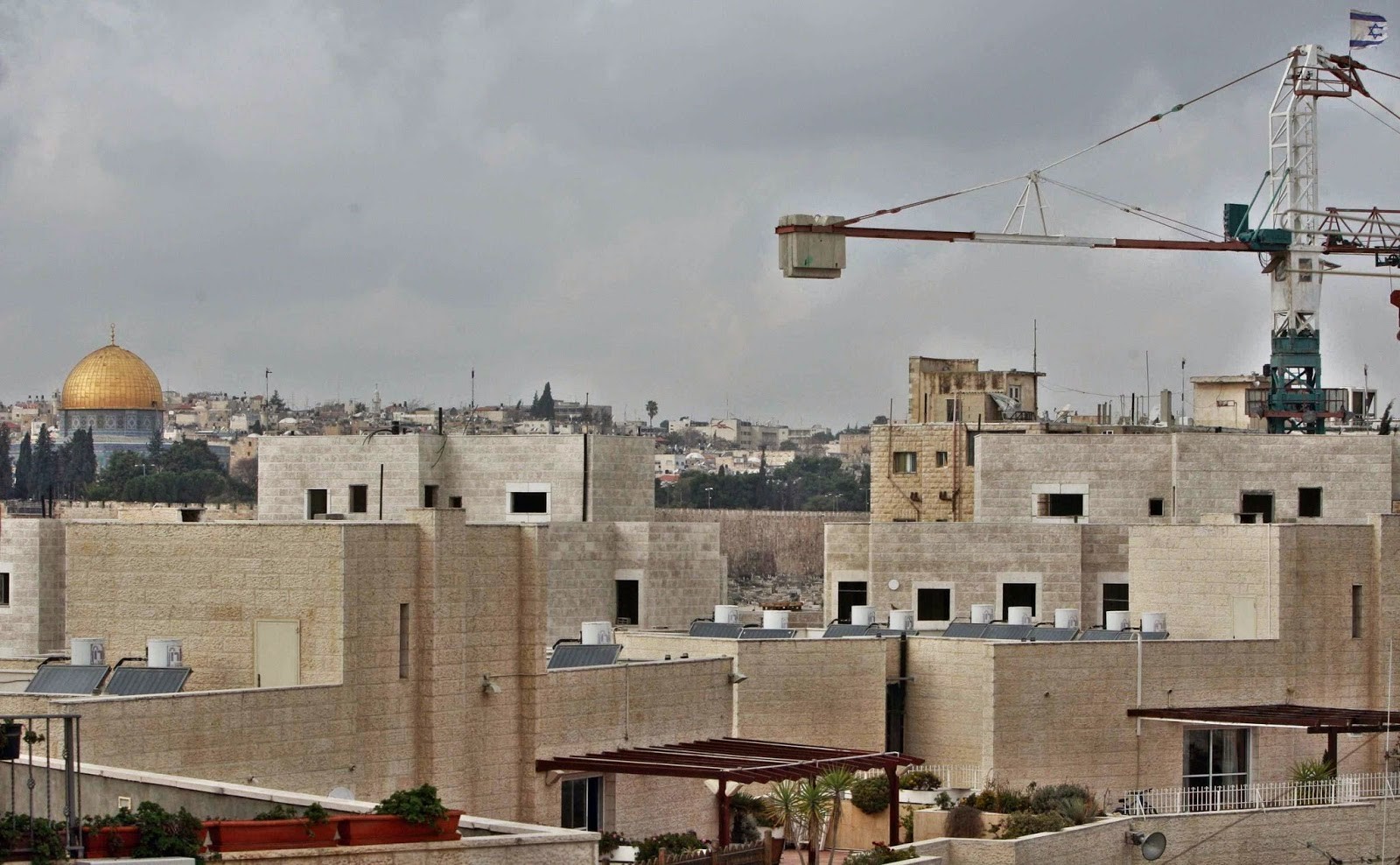 القدس الدولية: "إسرائيل" تواصل تنفيذ خطط التهويد وتحرّم الفلسطينيين من السكن بمدنهم