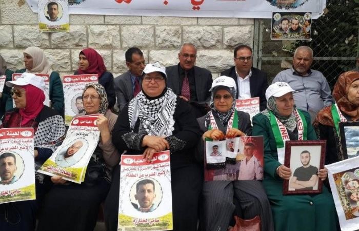 أهالي الأسرى يشاركون في الاعتصام الأسبوعي أمام مقر الصليب الأحمر بالبيرة