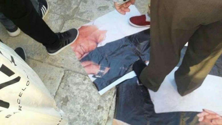 بالفيديو: عشرات المصلين بالأقصى يمزقون صوراً للرئيس وقيادات من فتح