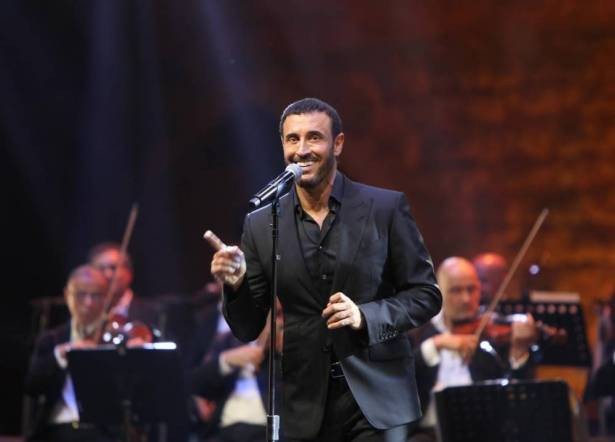 "القيصر" يتألّم وغير مرتاح.. هذا ما فعله على المسرح!