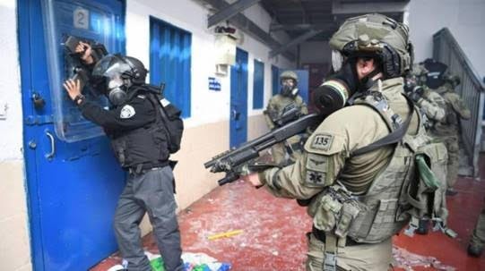 أسرى "عوفر" يقررون إغلاق الأقسام وإعادة وجبات الطعام والتوجه نحو حل التمثيل التنظيمي