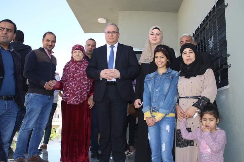 الشاعر يُسلّم منزلًا ومشروعًا إنتاجيًا لأسرة فقيرة ببيت لقيا