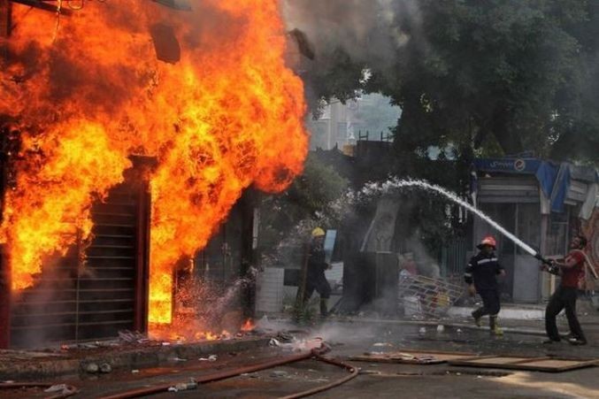 بالصور: حريق هائل يلتهم منجرة شرق نابلس