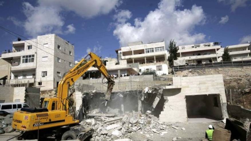 جرافات الاحتلال تهدم مغسلة سيارات في القدس