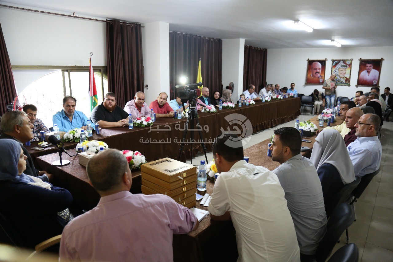 بالصور: "فتح" بساحة غزة تحتفل بتوزيع منحة النائب دحلان لأوائل طلبة الفروع المهنية