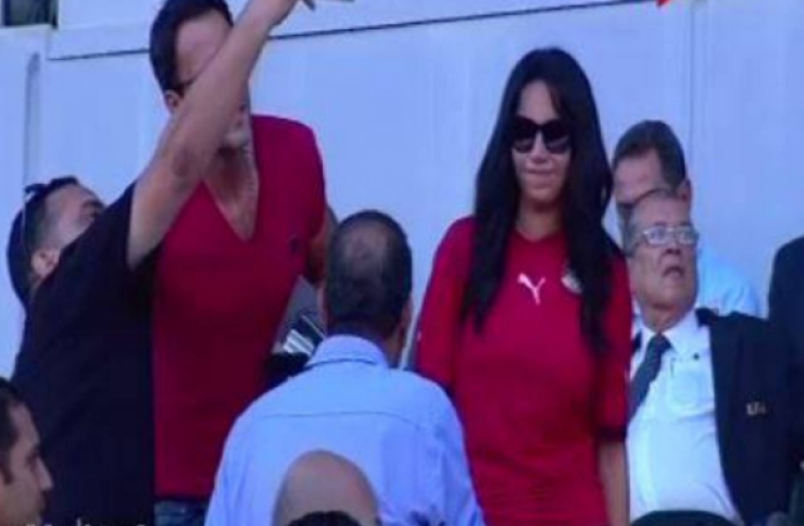 بالصور : موقف رومانسي بين نجم مصري وزوجته في الملعب