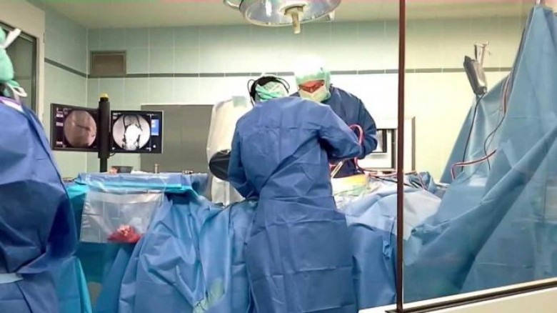 فريق طبي إيطالي يُجري عمليات لمرضى في مستشفى الخليل الحكومي