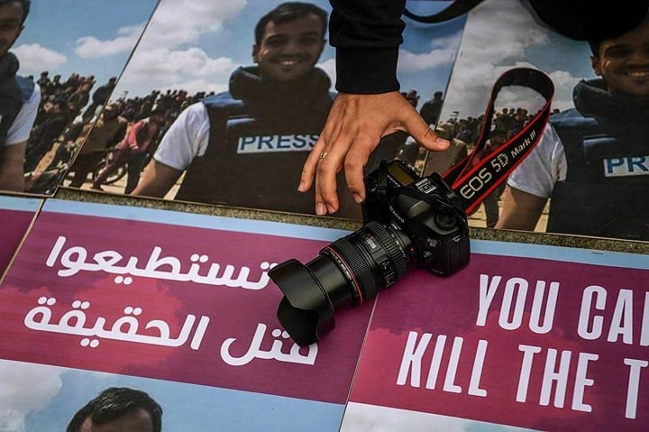 بالصور: صحفيون إيرلنديون ينظمون وقفة احتجاجية ضد اغتيال الصحفي "مرتجى"
