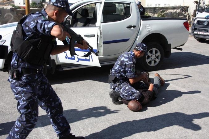 كشف ملابسات جريمة سرقة محل "جوالات" والقبض على اللصوص بالخليل