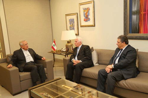 الأحمد يطلع عون تطورات القضية الفلسطينية