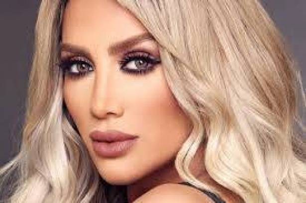 بالصور : مايا دياب بفستان ضيق يمنعها من التحرك