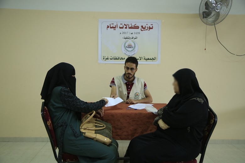 توزيع كفالات للأيتام بمخيم جباليا
