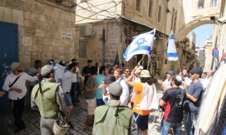 مستوطنون يهاجمون بلدة قصرة وينظّمون مسيرة استفزازية في القدس