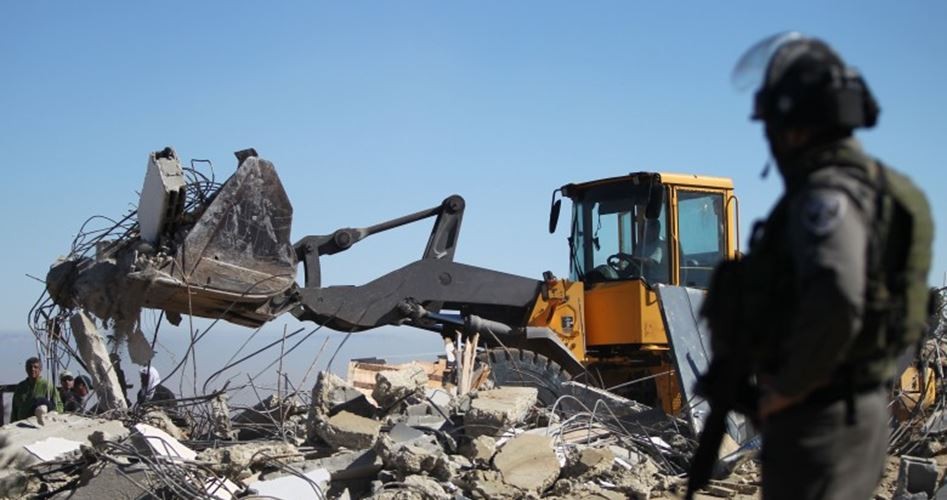 الاحتلال يخطر بهدم منزل شمال الخليل