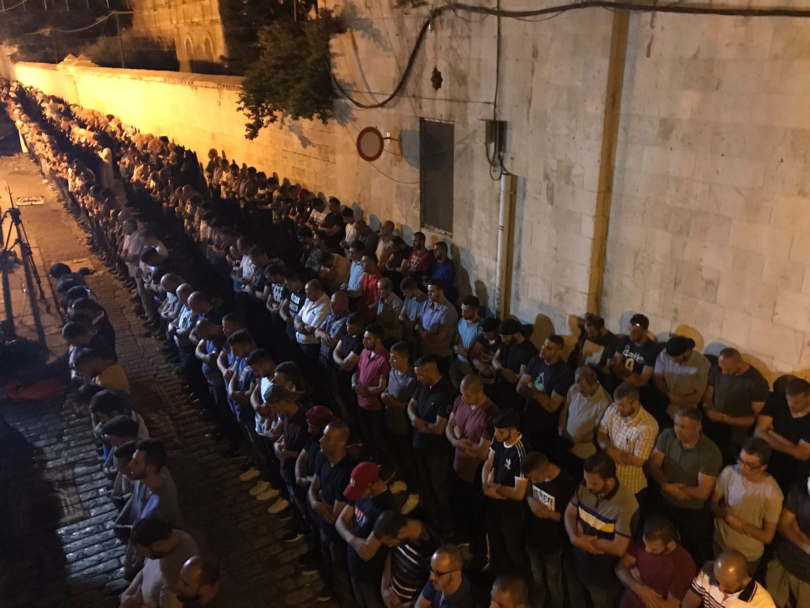 مواطنو بيت لحم يؤدون صلاة المغرب نصرة للأقصى