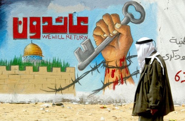 أهالي نابلس ينظمون مسيرة مشاعل أمام خيمة التضامن مع الأسرى
