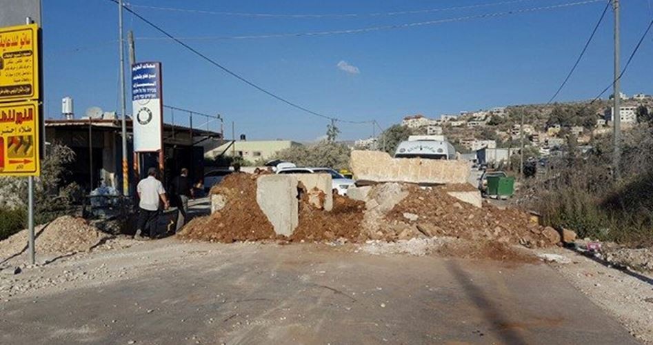 الاحتلال يقتحم قرى ويغلق طرقًا فرعية بالسواتر الترابية في الخليل