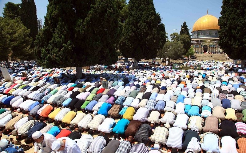 عشرات الآلاف يتدفقون الى القدس لأداء الصلاة في رحاب "الأقصى"