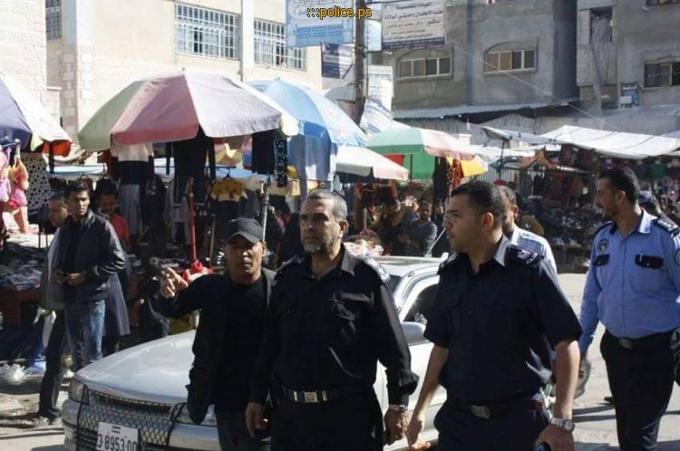 الشرطة تمنع عاملاً من إحراق نفسه بمدينة جنين