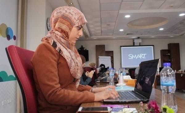 فتاة غزّية تُحلّق بمشروعها رغم شح الإمكانات