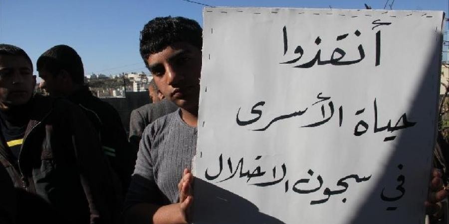 أهالي طوباس ينظمون سلسلة بشرية تضامناً مع الأسرى