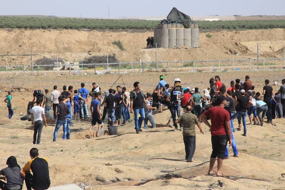 بالصور: إصابة عشرات الشبان خلال مواجهات مع الاحتلال على حدود القطاع