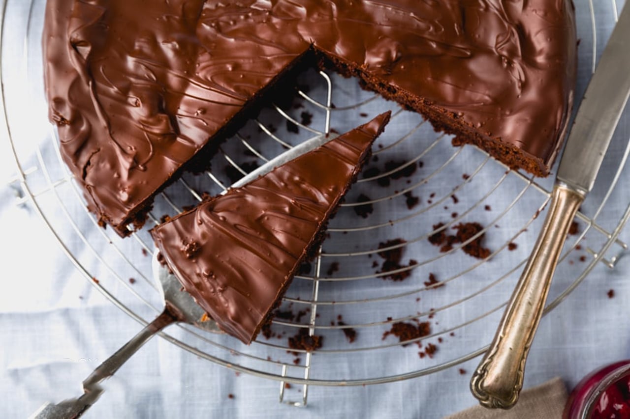  كيكة الشوكولاتة الإسفنجية مع كريمة الموكا